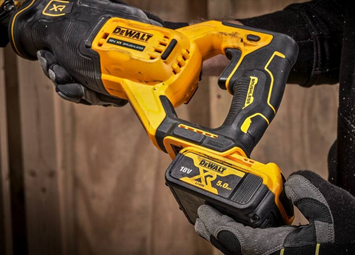 C  DeWalt 18  XR DCS382N-XJ